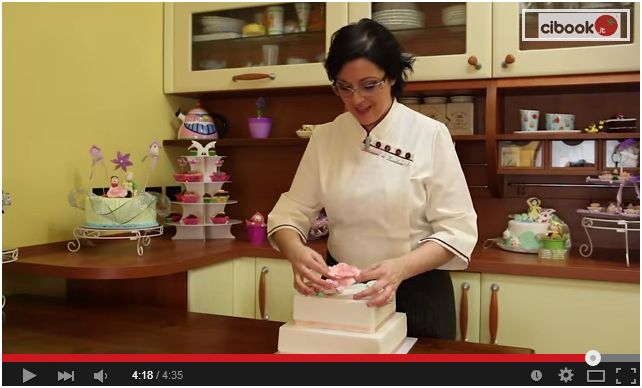 Video tutorial per creare una rosa in pasta di zucchero
